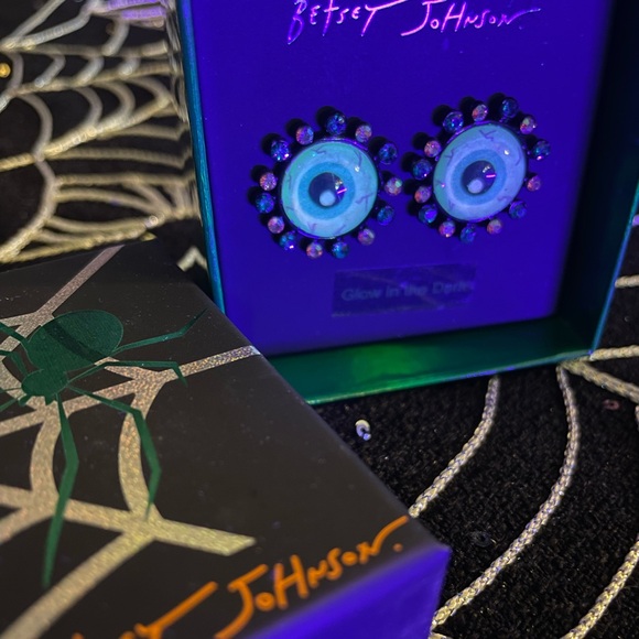 BETSEY JOHNSON NIB Glow In The Dark CREEP IT REAL Eyeball Halloween Earrings - Picture 10 of 10